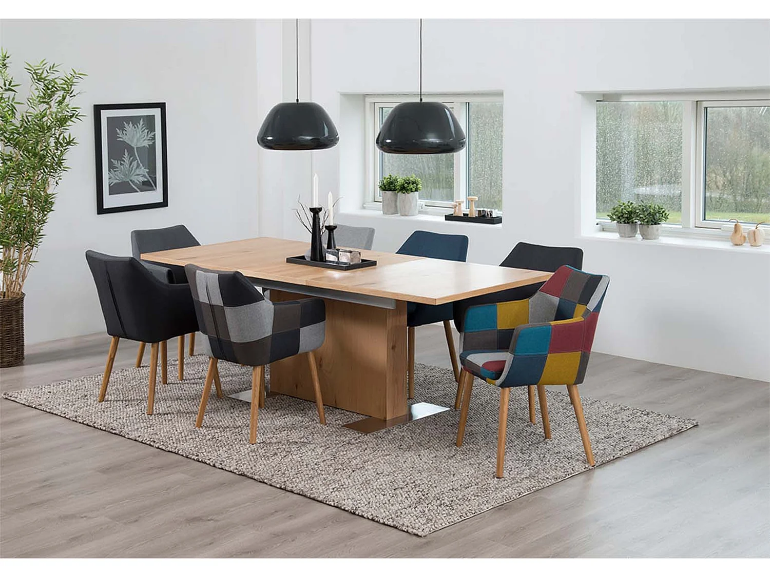 Noel Chaise de salle à manger en tissu patchwork de différentes couleurs avec pieds en chêne massif délavé.