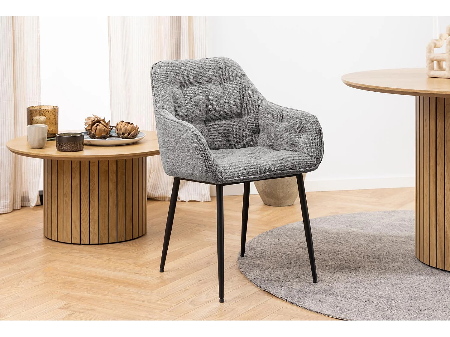 Brooke Esszimmerstuhl mit Armlehne grau.