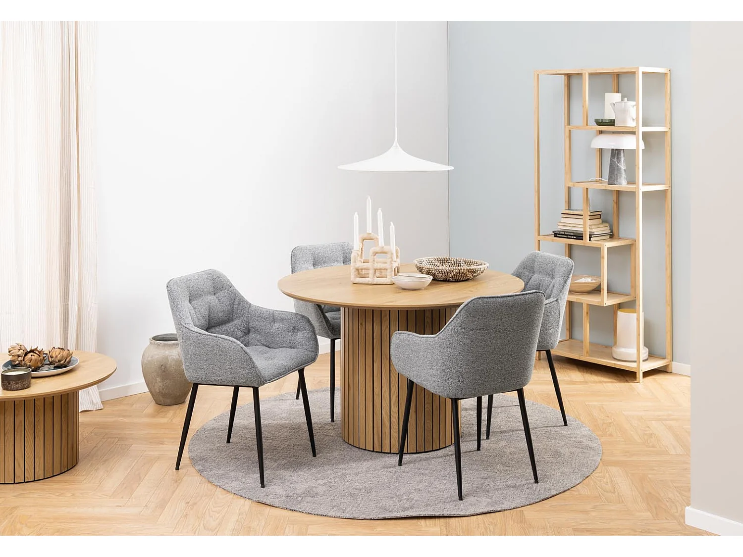 Brooke chaise de salle à manger avec accoudoirs gris.