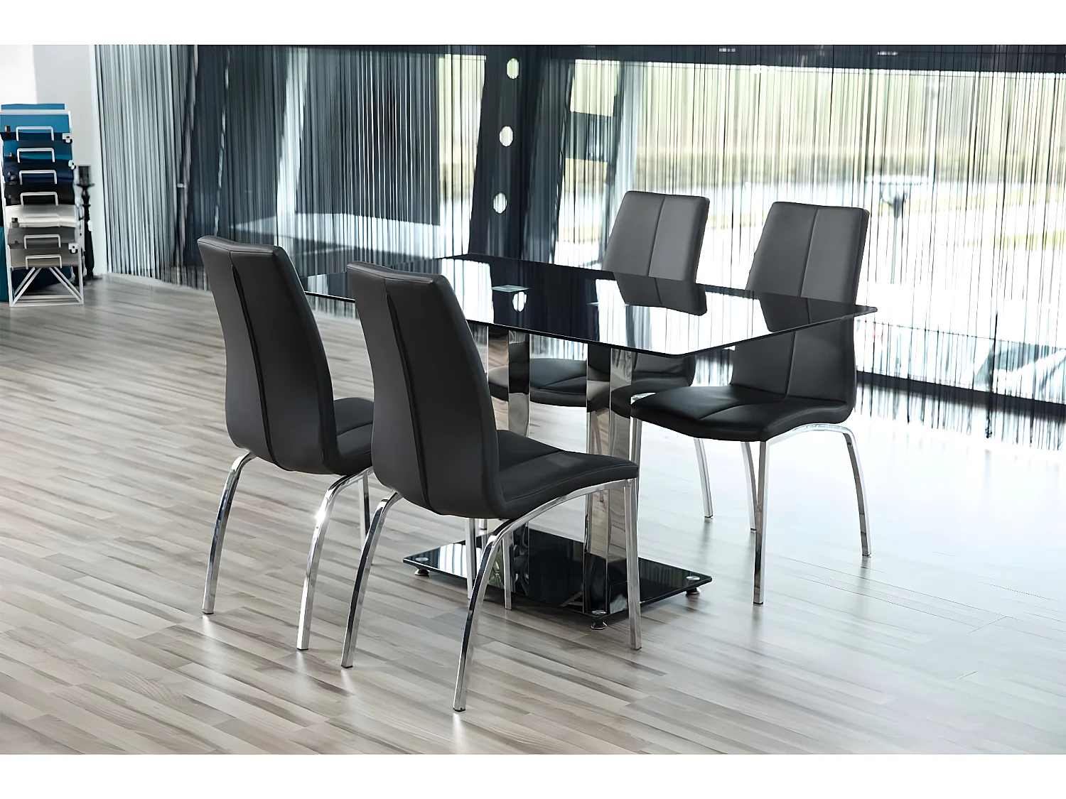 Amin Chaise de salle à manger en similicuir, noir et cadre chromé.