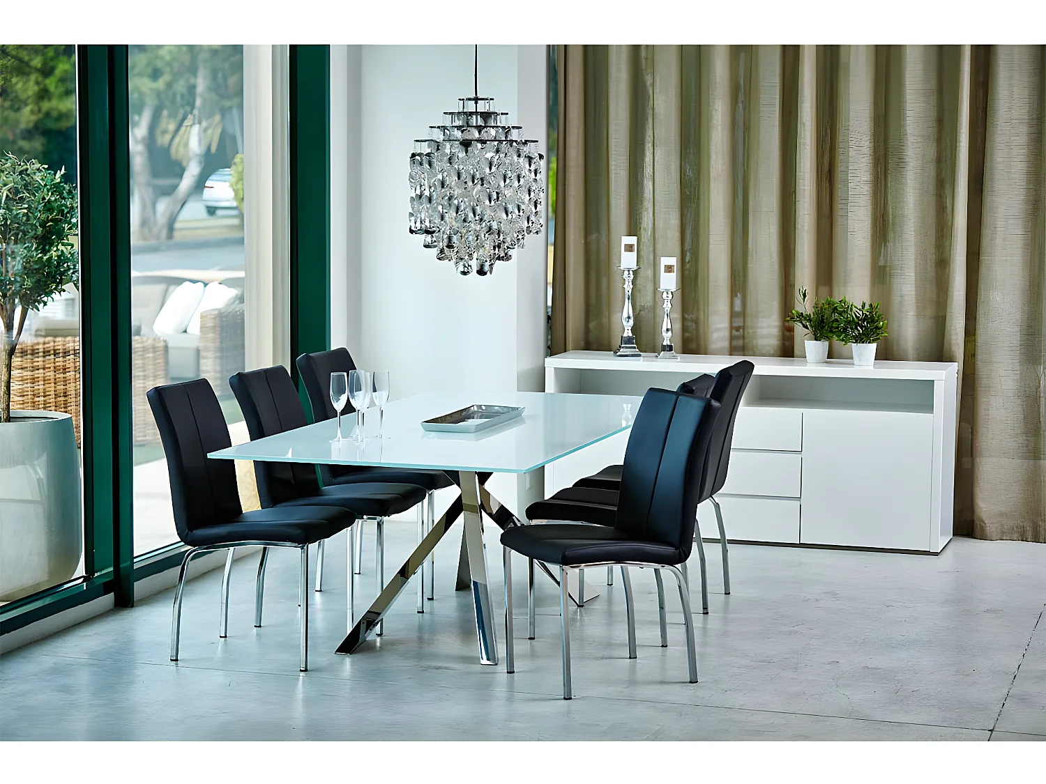 Amin Chaise de salle à manger en similicuir, noir et cadre chromé.