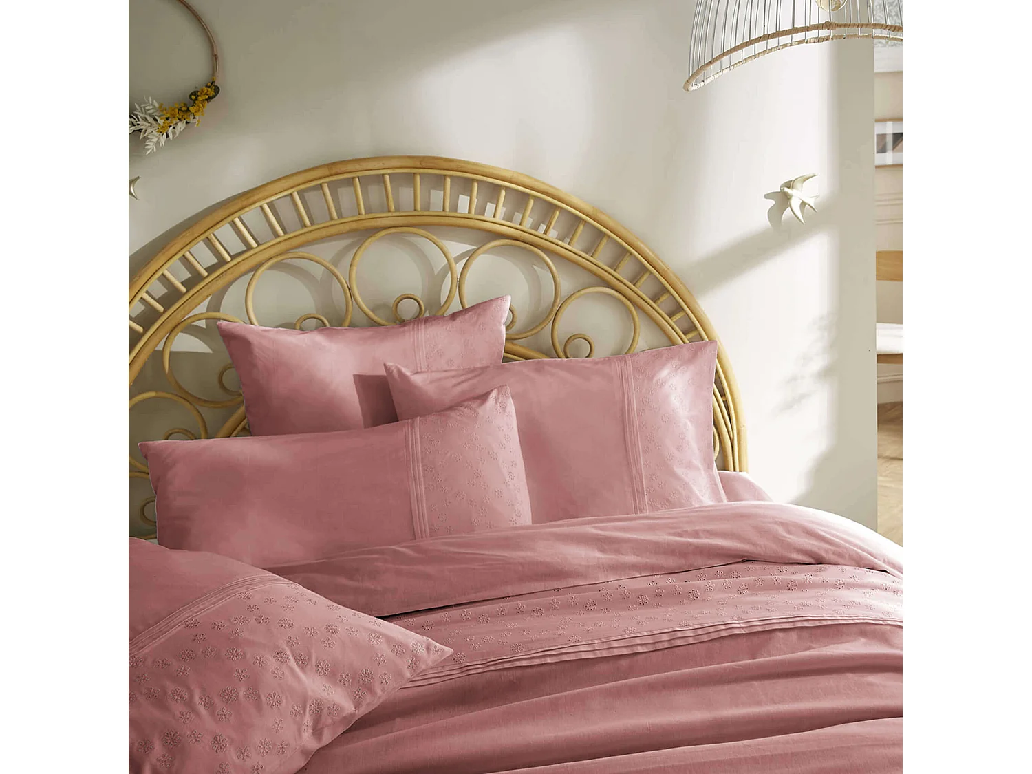 Parure de lit 100% coton broderie anglaise rose 240x220