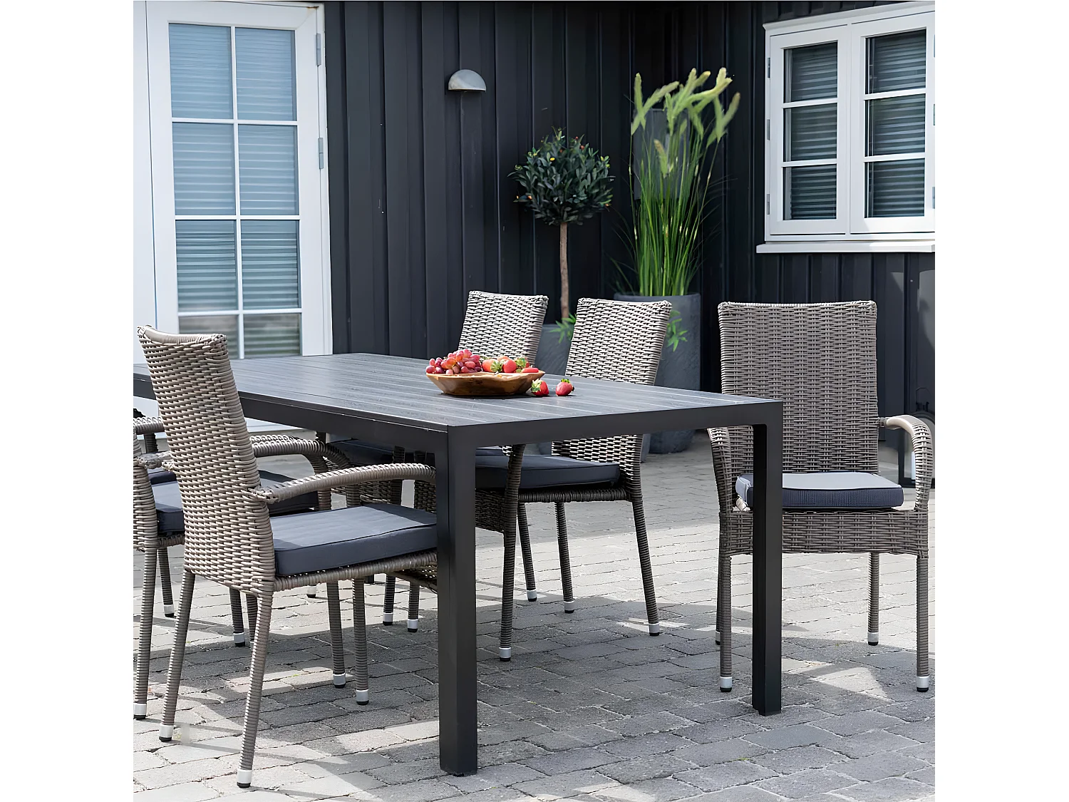 Poser Chaise de jardin sans coussin gris.