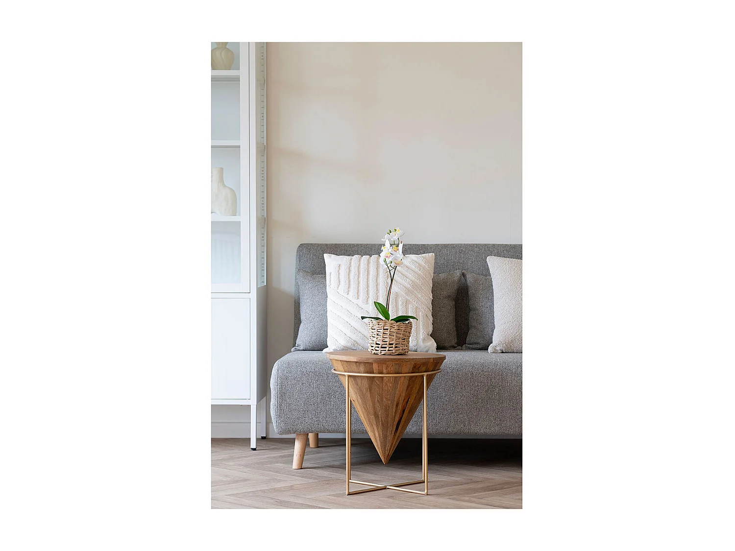 Harm Table basse en teinte naturelle avec pieds en acier doré.