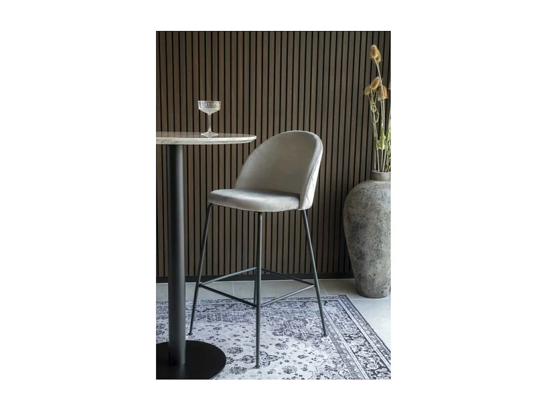 Silla de barra de terciopelo gris con pies negros
