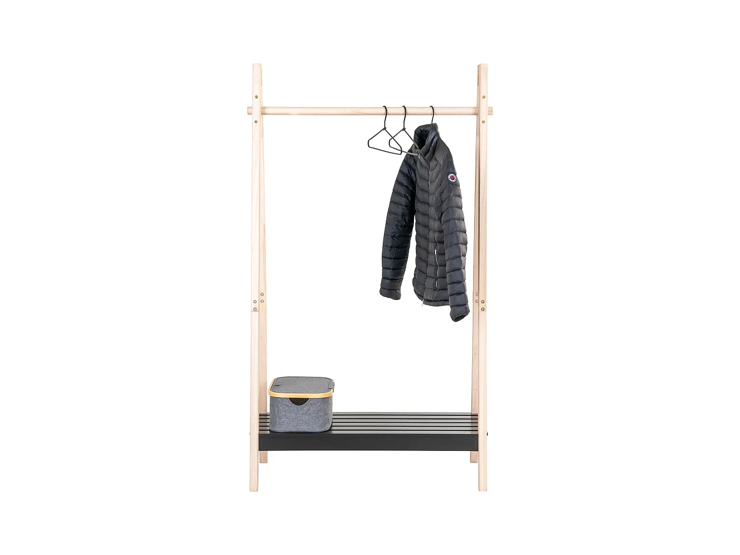 Rampa di abbigliamento nero in legno naturale