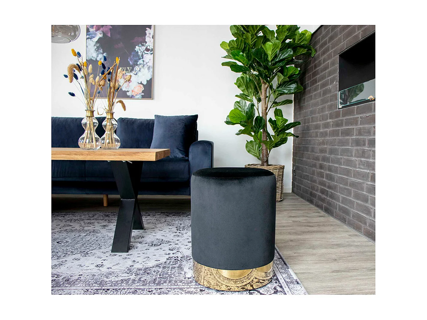 Gavin Fusshocker, Pouf schwarz Velour mit Messingkante.