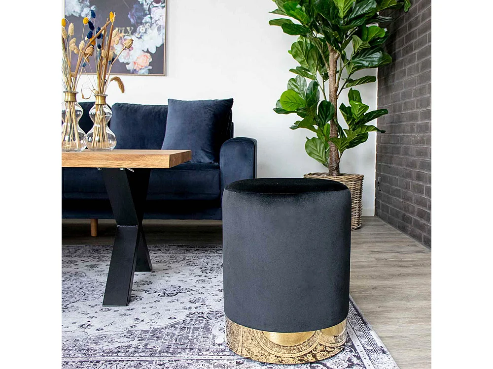 Gavin Fusshocker, Pouf schwarz Velour mit Messingkante.