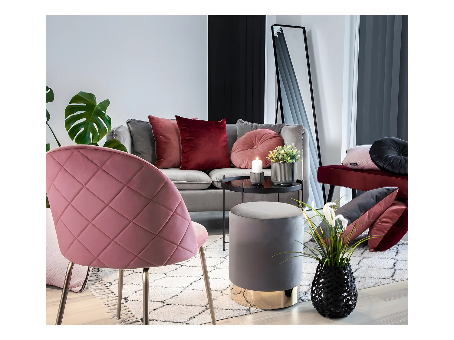 Geles Chaise de salle à manger en velours, rose, pieds en laiton.