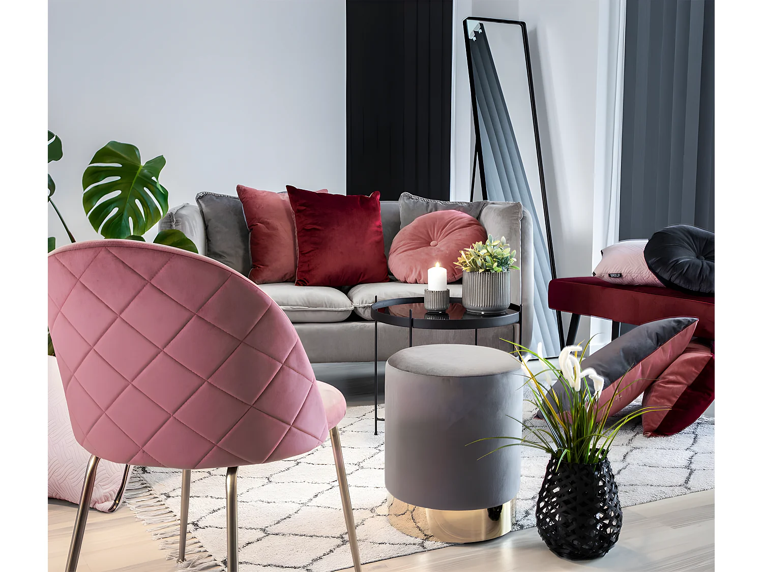 Geles eetkamerstoel rosa velours, poten in messing look.