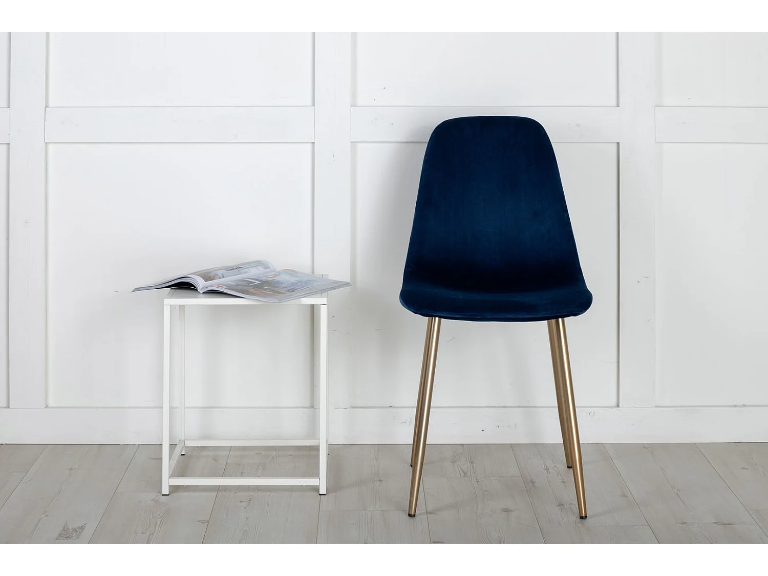 Polar eetkamerstoel velours blauw, messing decor.