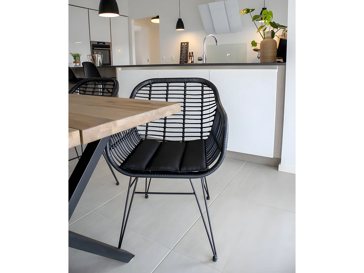 Trish fauteuil met kussen, rotan zwart .