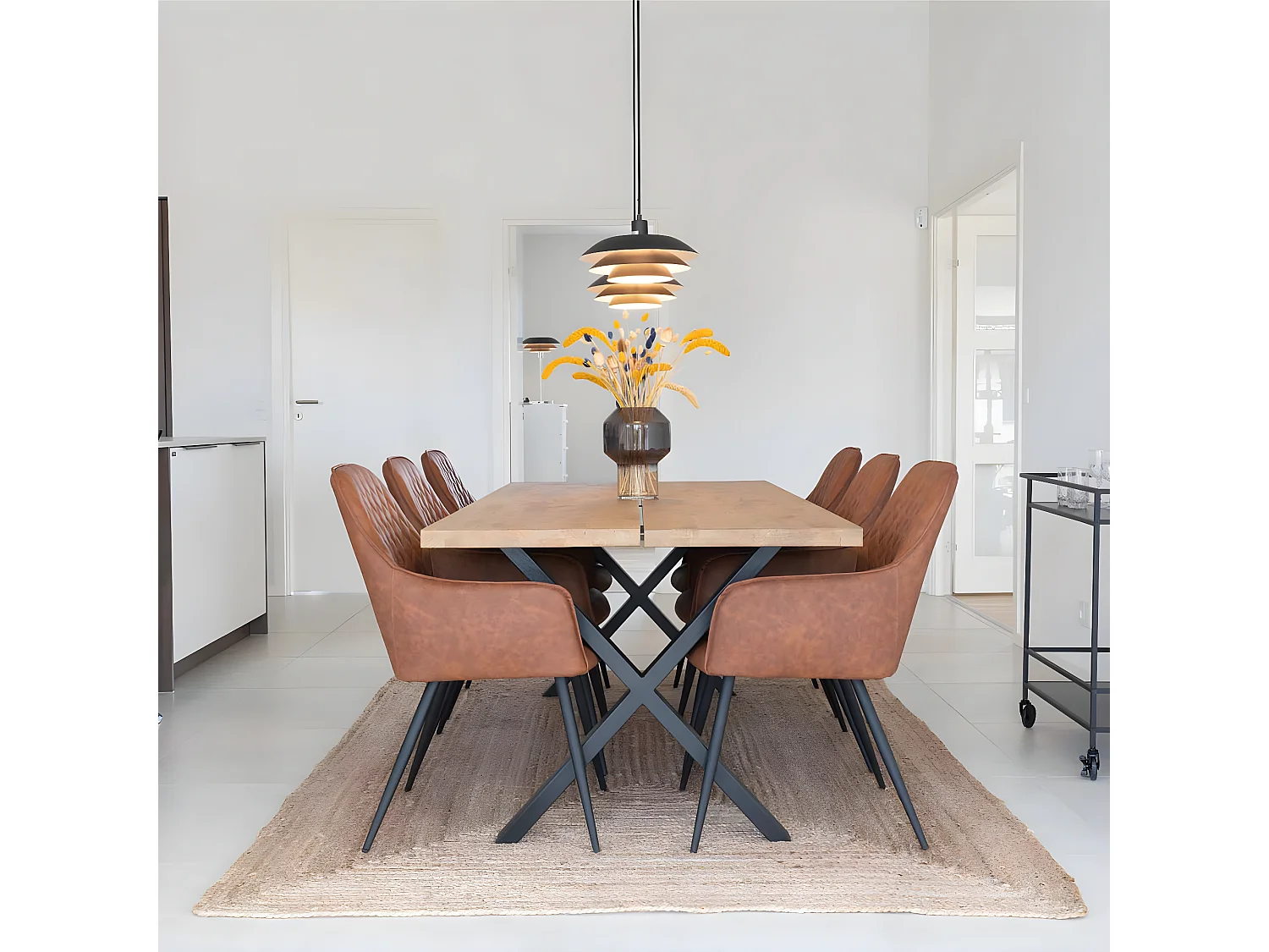 Hasse Chaise de salle à manger en similicuir brun vintage avec pieds en métal laqué, noir.