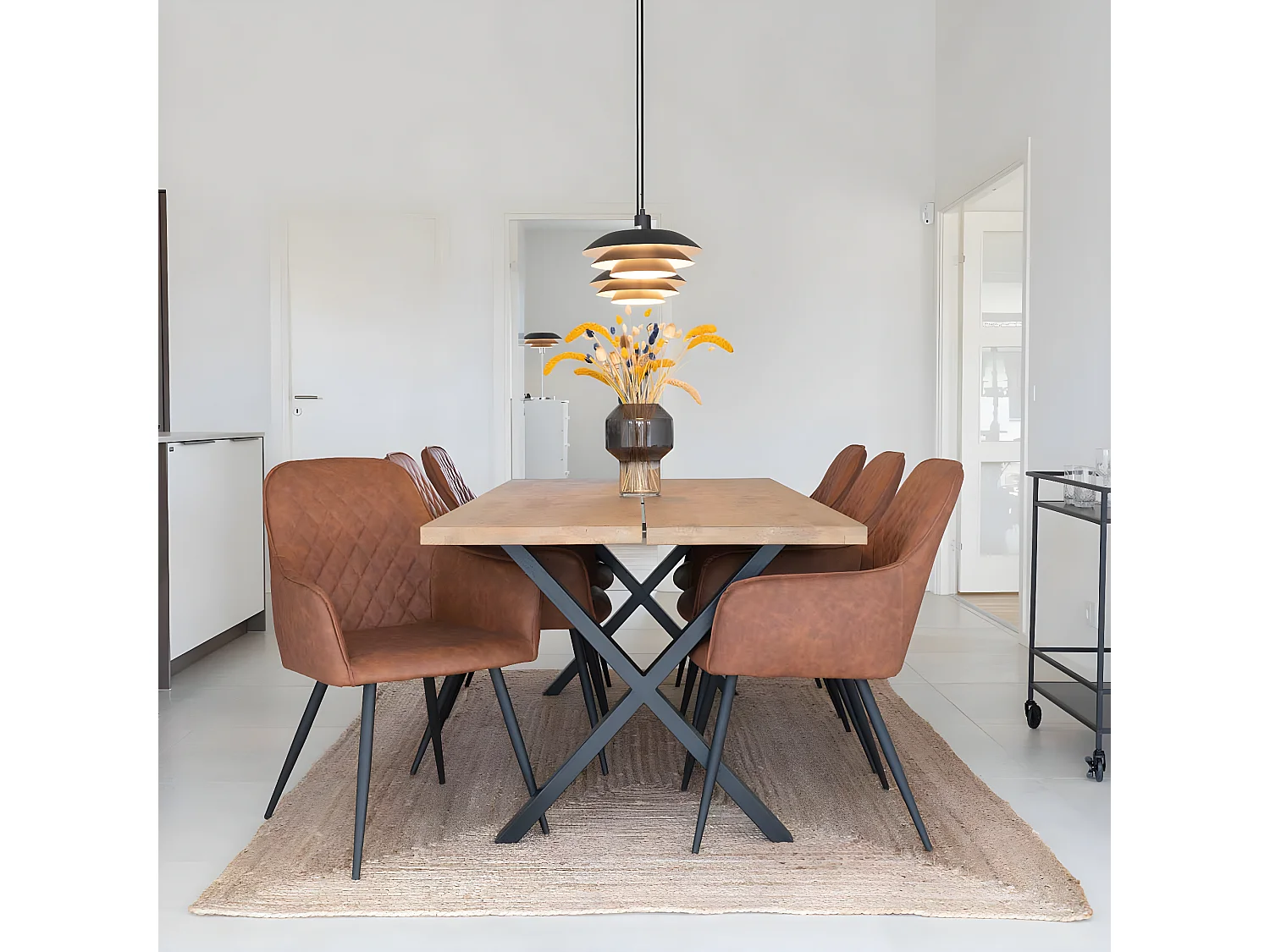 Hasse Chaise de salle à manger en similicuir brun vintage avec pieds en métal laqué, noir.