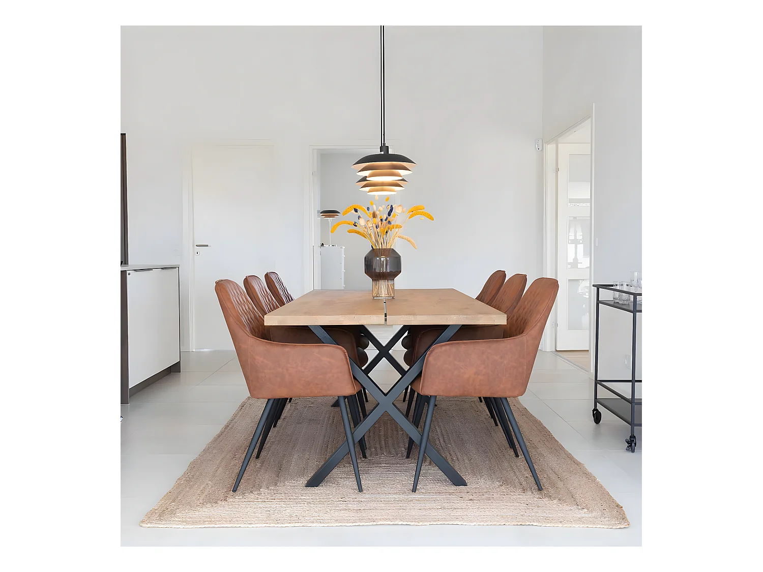 Hasse Chaise de salle à manger en similicuir brun vintage avec pieds en métal laqué, noir.