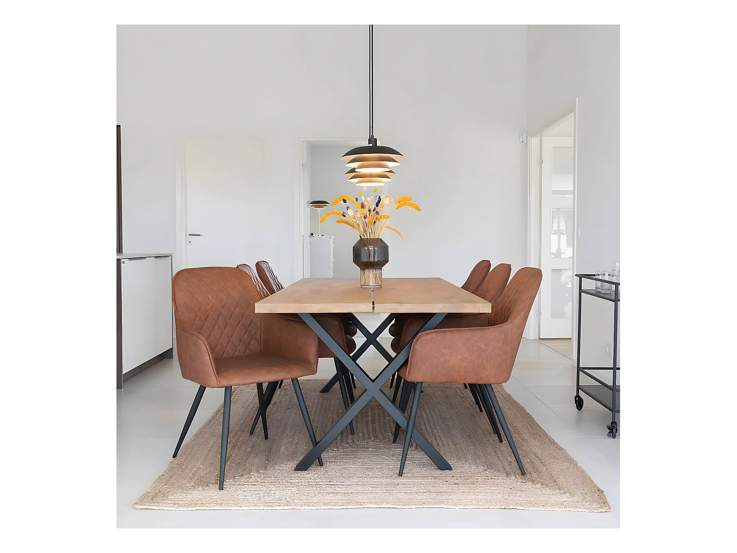 Hasse Chaise de salle à manger en similicuir brun vintage avec pieds en métal laqué, noir.