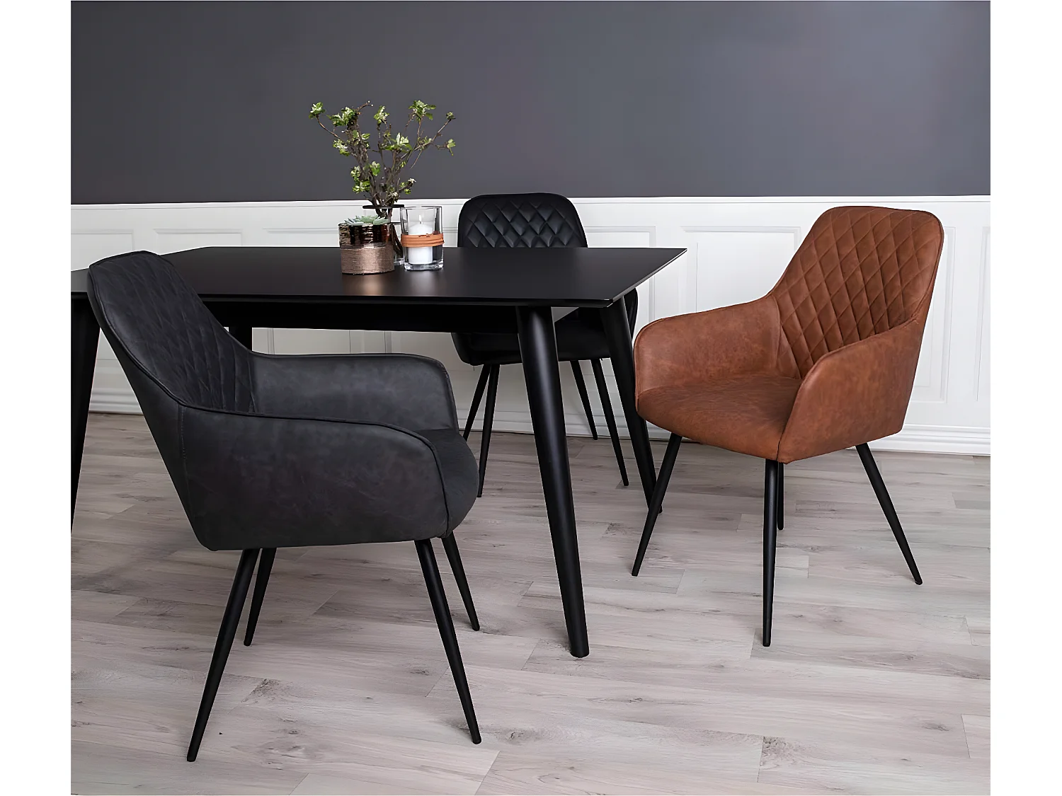 Hasse Chaise de salle à manger en similicuir brun vintage avec pieds en métal laqué, noir.