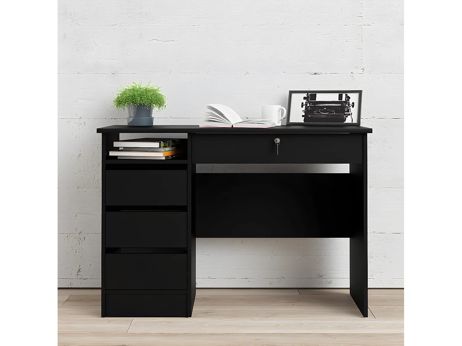 Plus bureau met 1 legplank, 3 kleine laden en 1 grote lade met sleutel, mat zwart.