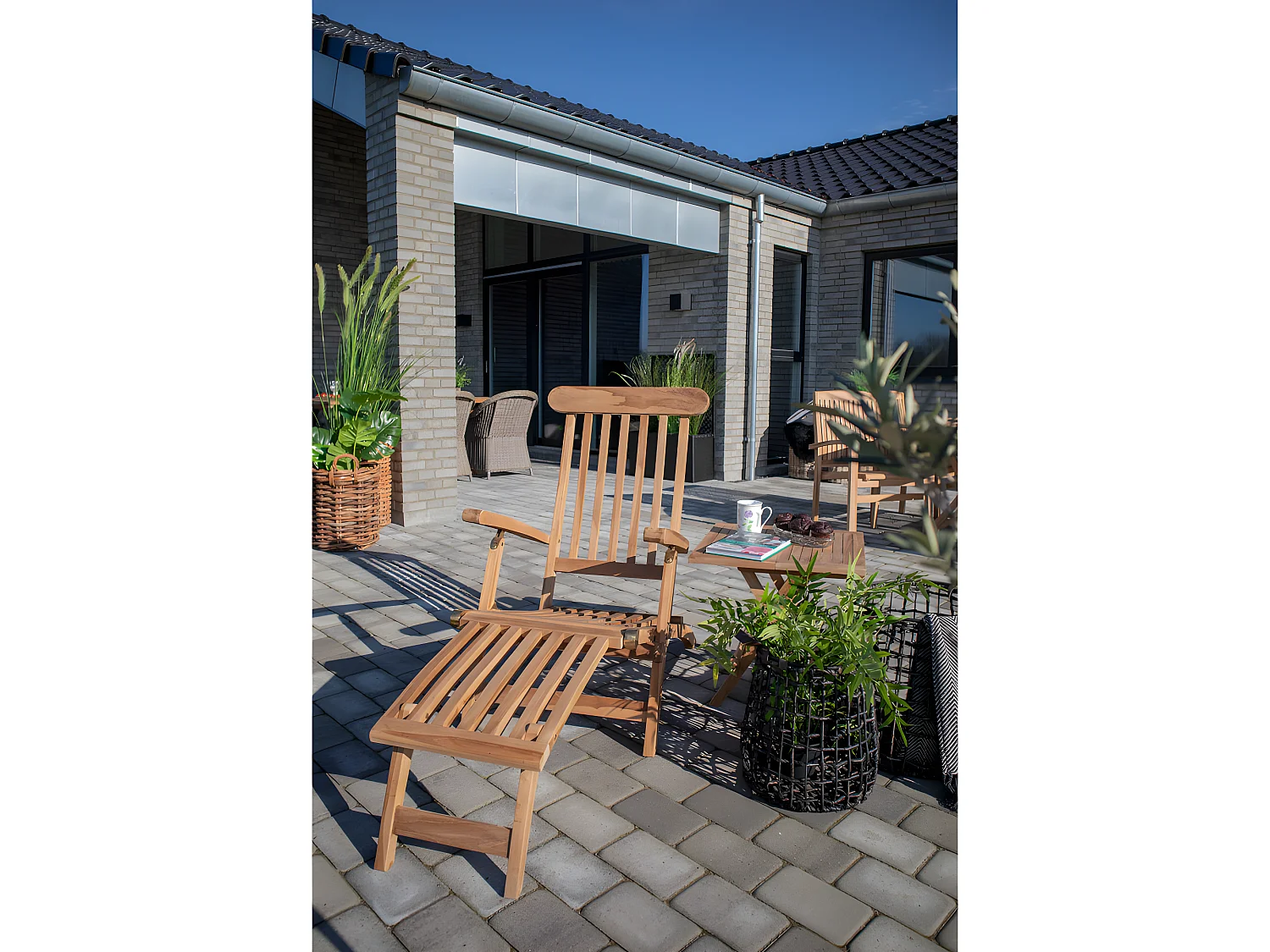 Alkas Chaise longue, teck massif.