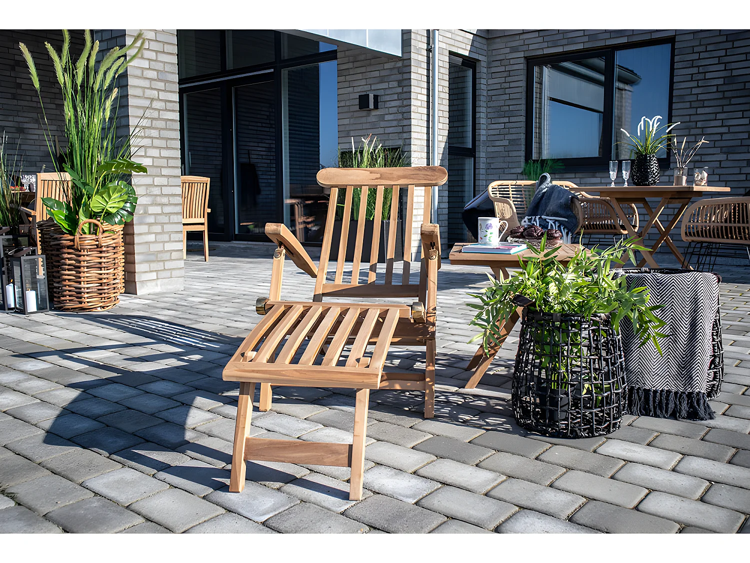 Alkas Chaise longue, teck massif.