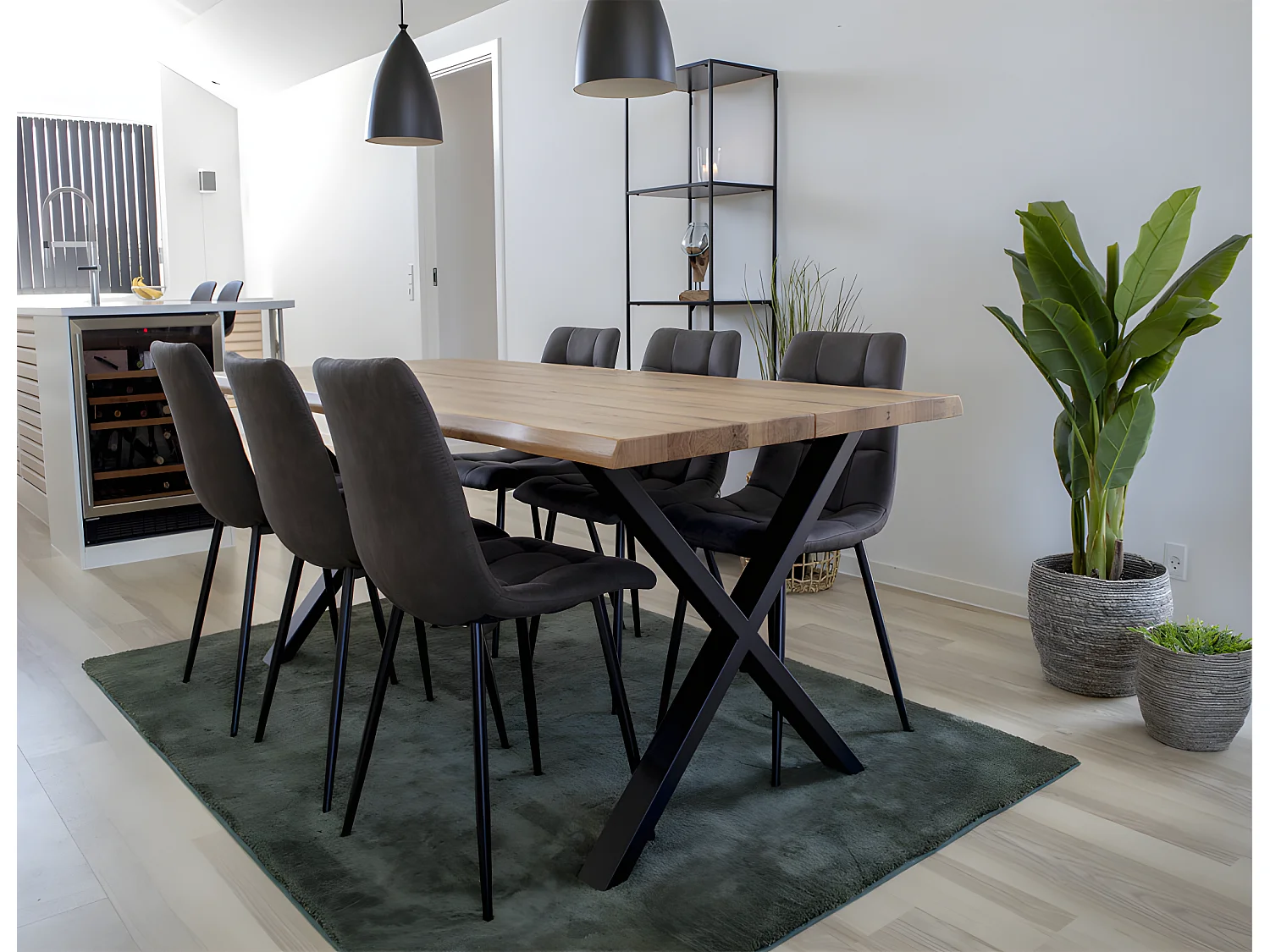 Tony Esstisch 95x200 cm mit gewellter Kante, Eiche, schwarze Beine.