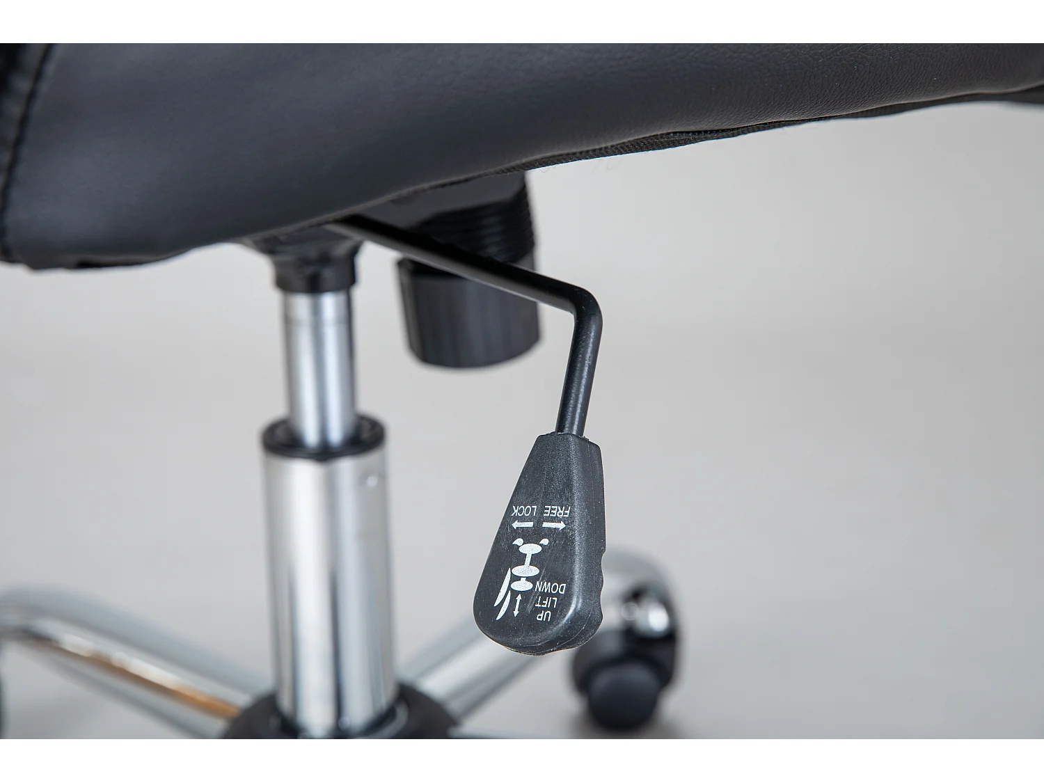 Chaise de Bureau Design "Tobal" 111-119cm Noir