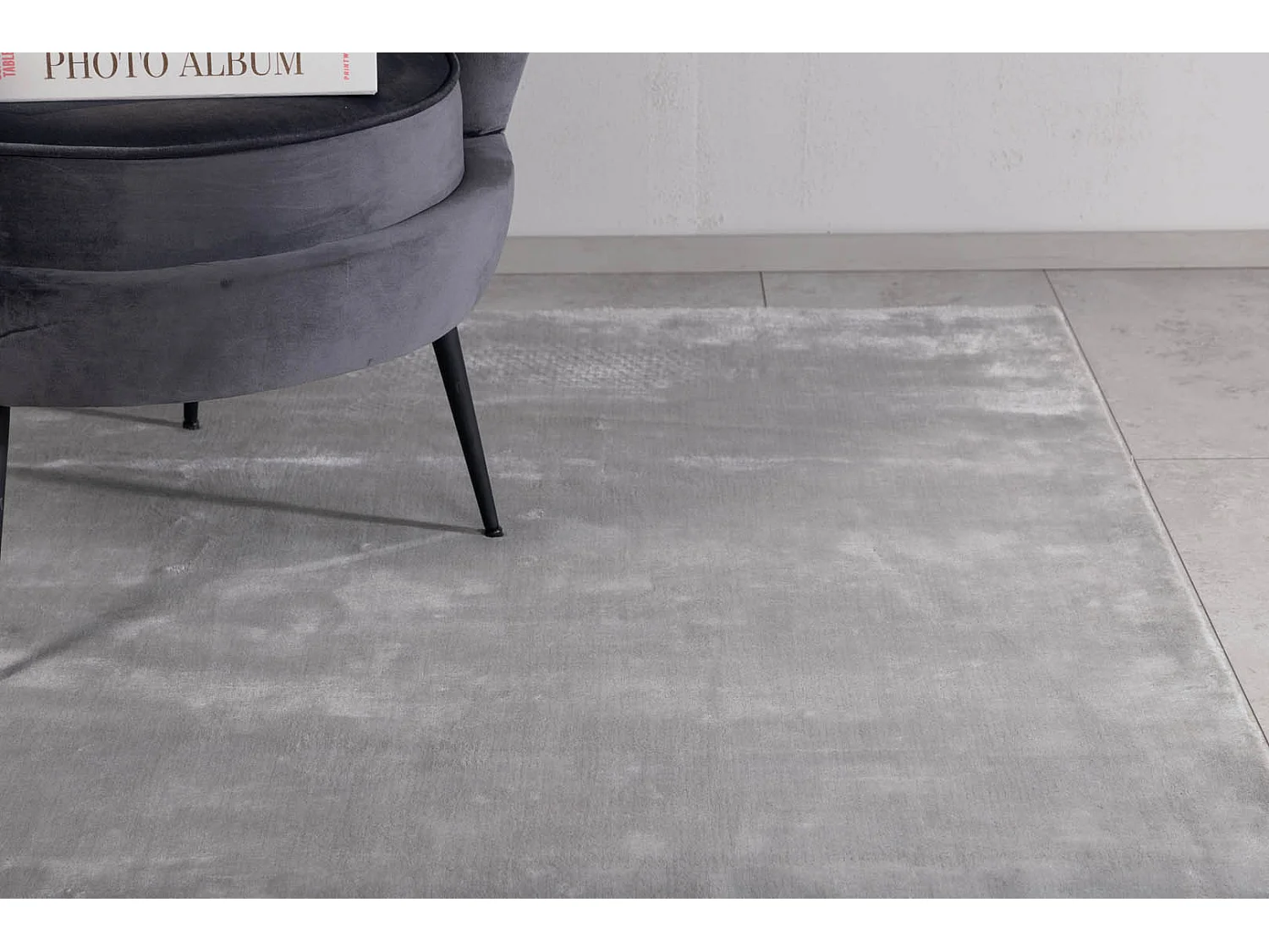 Indra vloerkleed 300x200 cm viscose grijs.