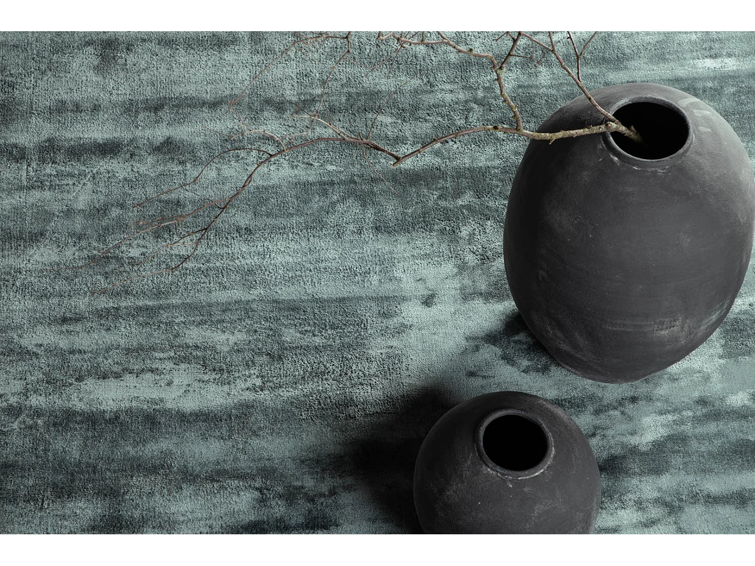 Indra Teppich 240x170 cm Viskose schwarz.