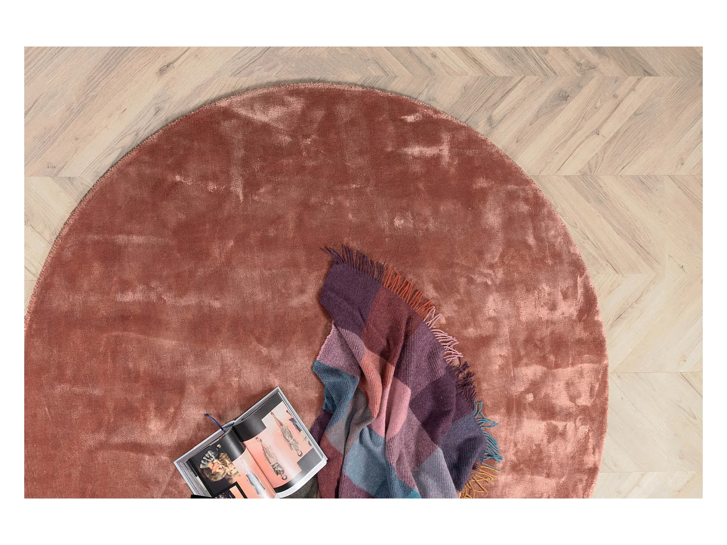 Indra vloerkleed Ø200 cm viscose roze.