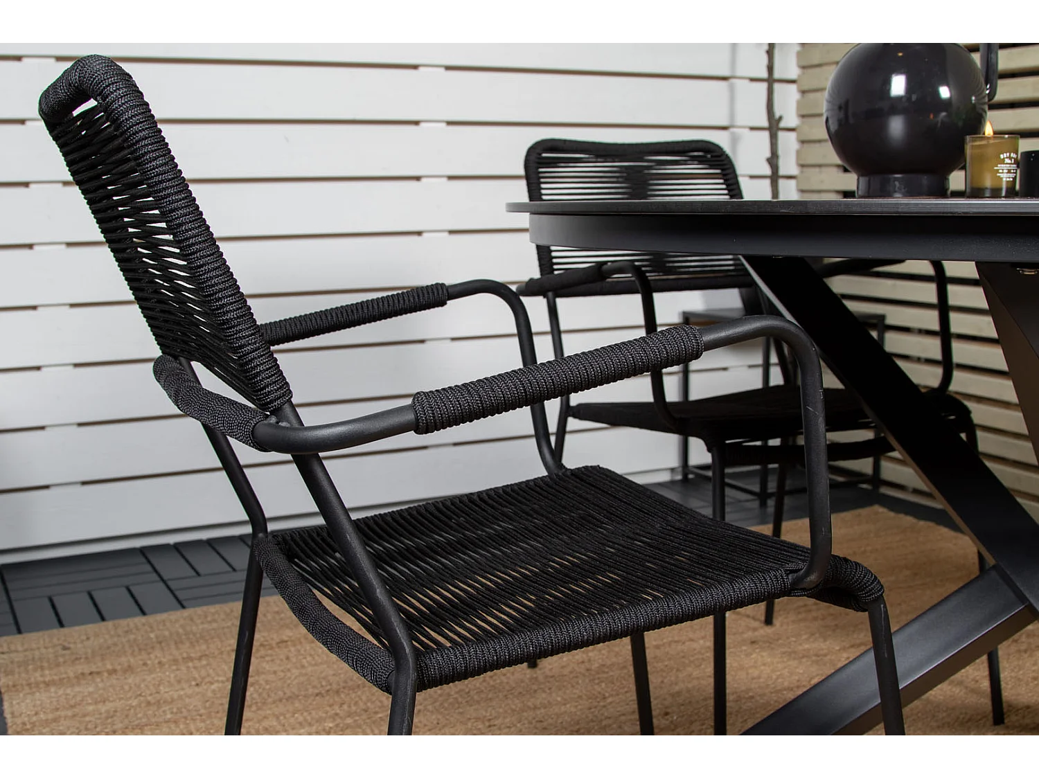 Llama Ensemble table et chaises de jardin, table Ø120cm et 4 chaises avec accoudoirs S Lindos, noir, marron.