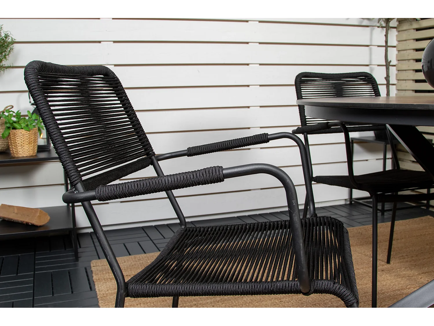 Llama Ensemble table et chaises de jardin, table Ø120cm et 4 chaises avec accoudoirs S Lindos, noir, marron.