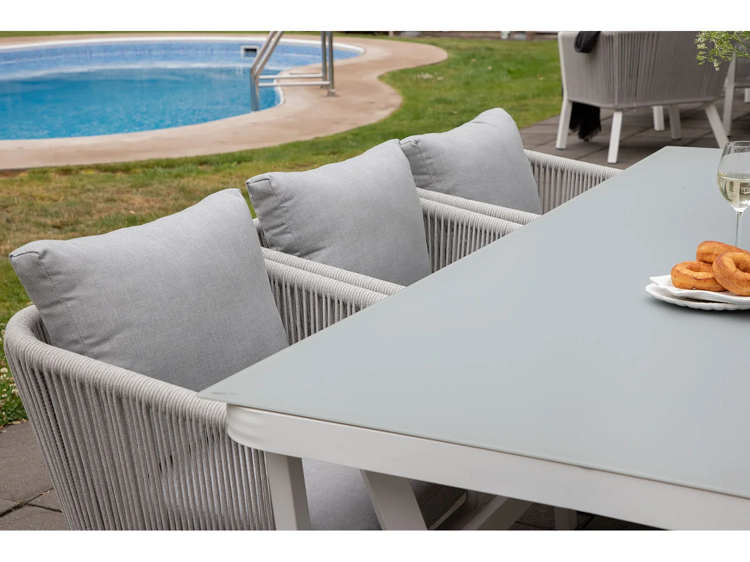 Virya Ensemble table et chaises de jardin, table 100x200cm et 6 chaises Virya, blanc, gris.