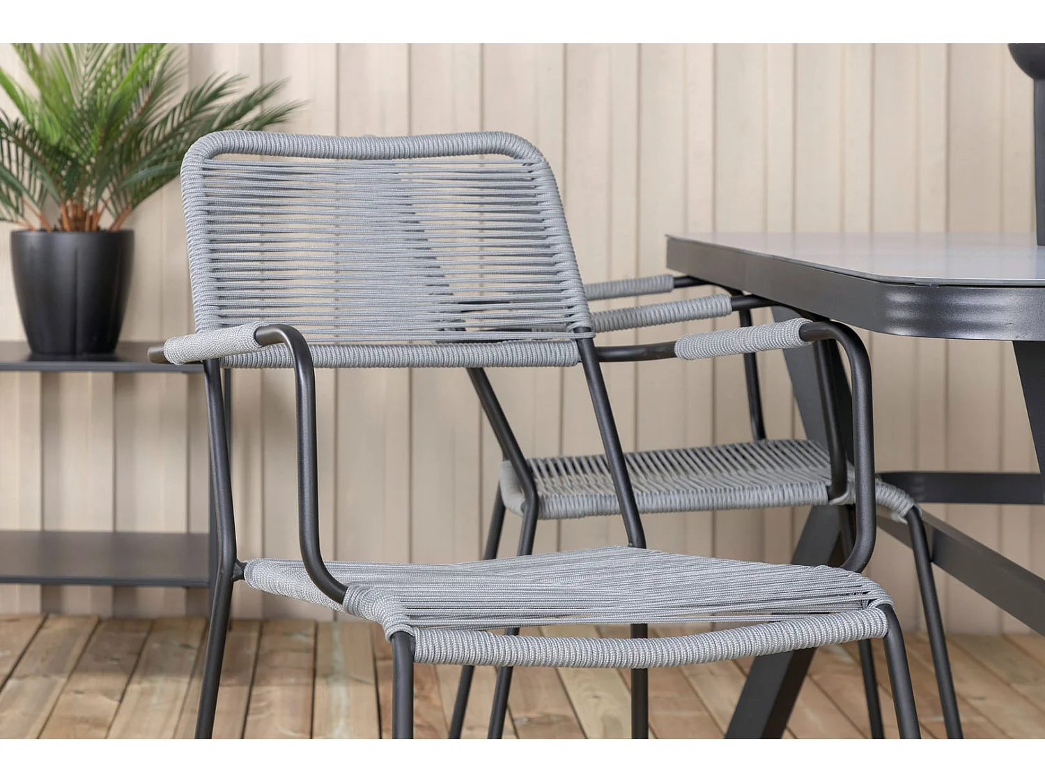 Virya Ensemble table et chaises de jardin, table 90x160cm et 4 chaises avec accoudoirs G Lindos, noir, gris.