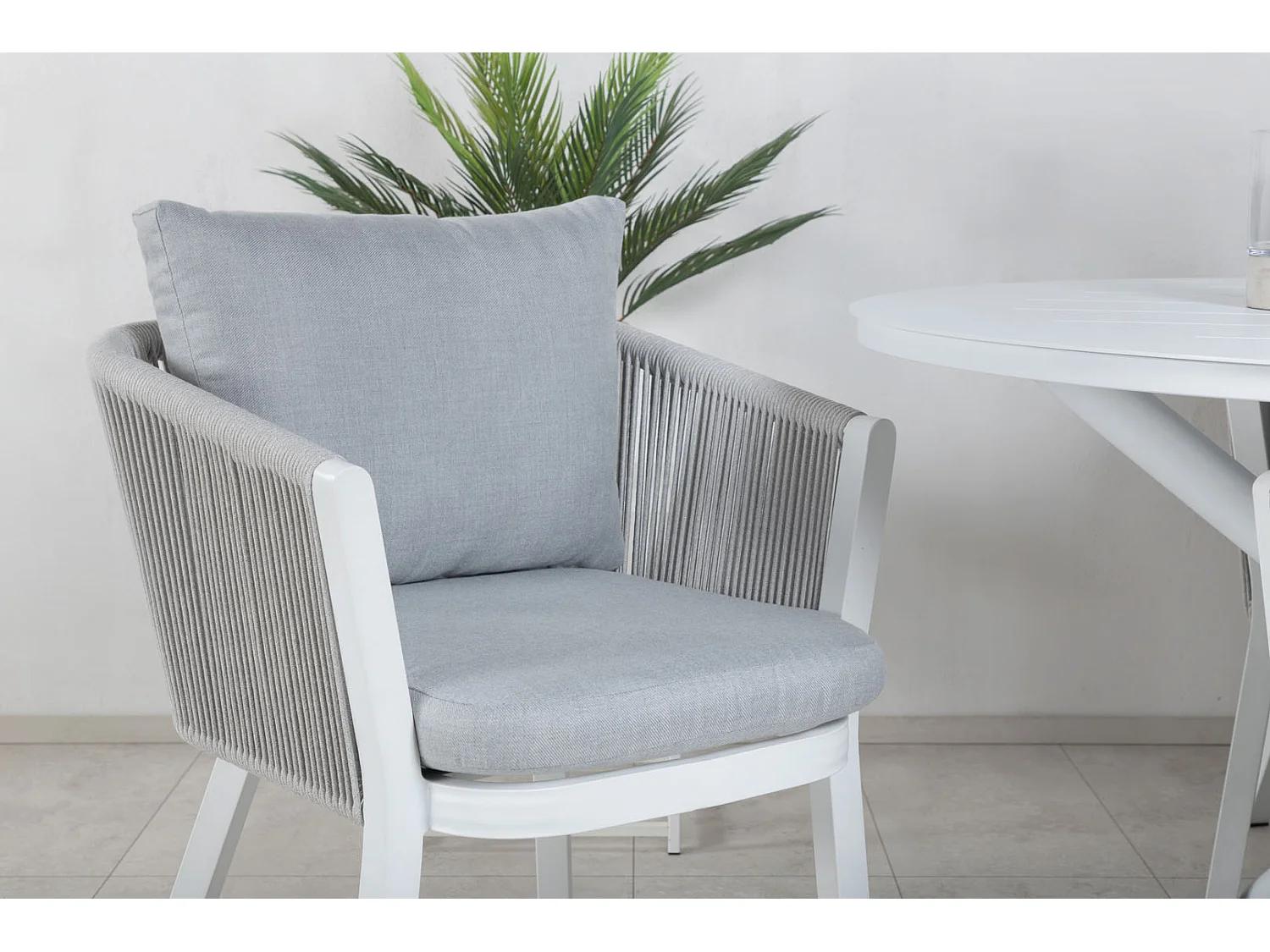 Alma tuinmeubelset tafel Ø120cm en 4 stoel Virya wit.