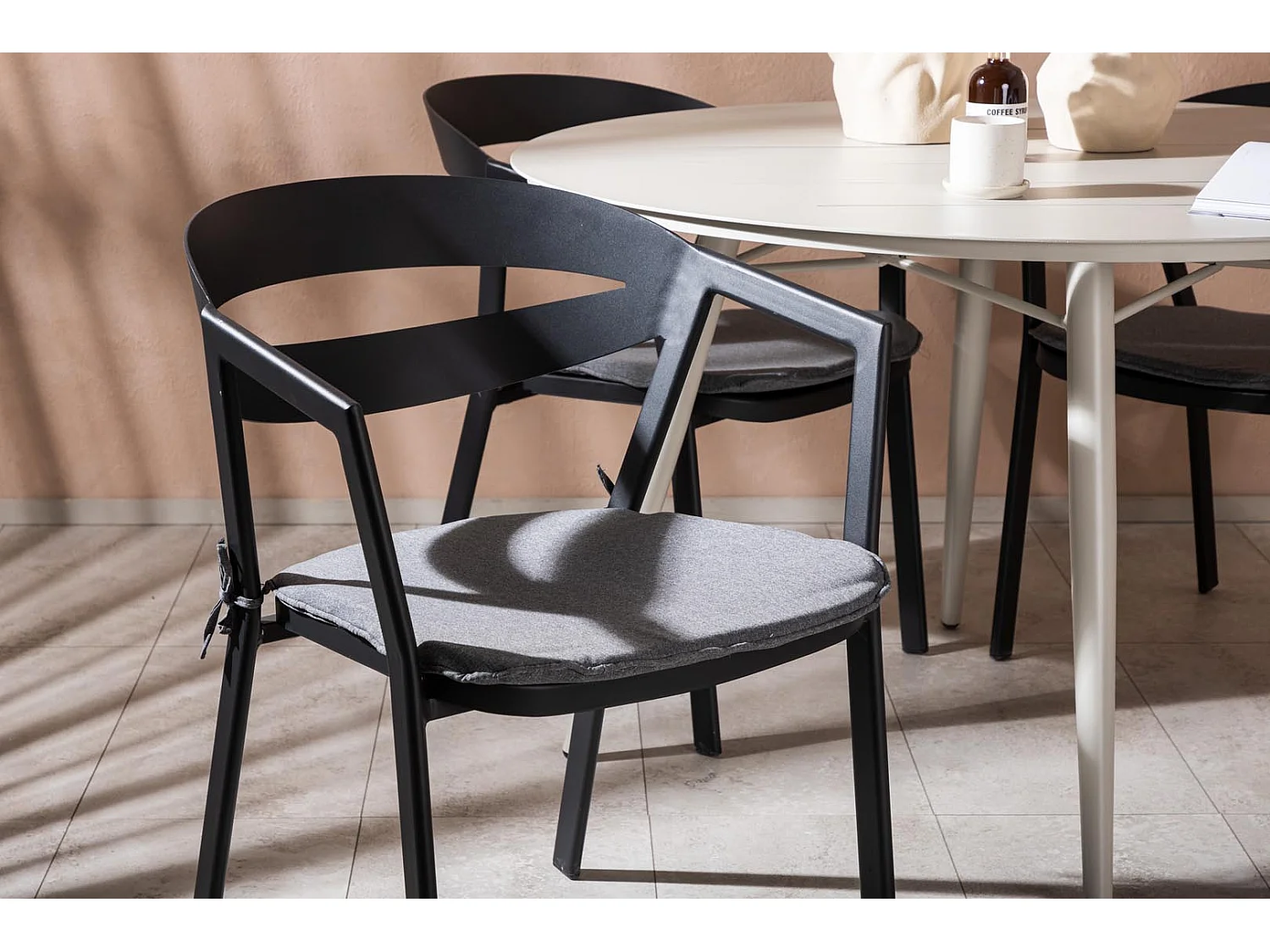 Lina ensemble table et chaises de jardin, table 120x120cm, 4 chaises Wear, beige,noir.