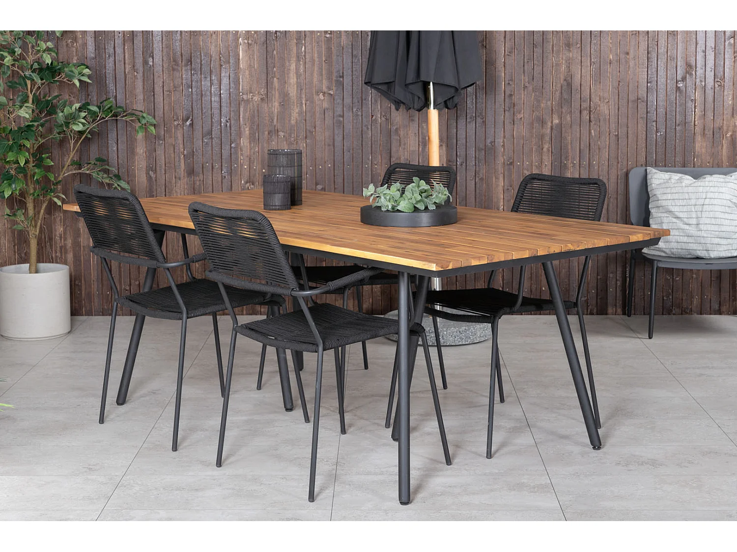 Chan Ensemble table et chaises de jardin, table 100x200cm et 4 chaises Lindos avec accoudoirs, noir, naturel.