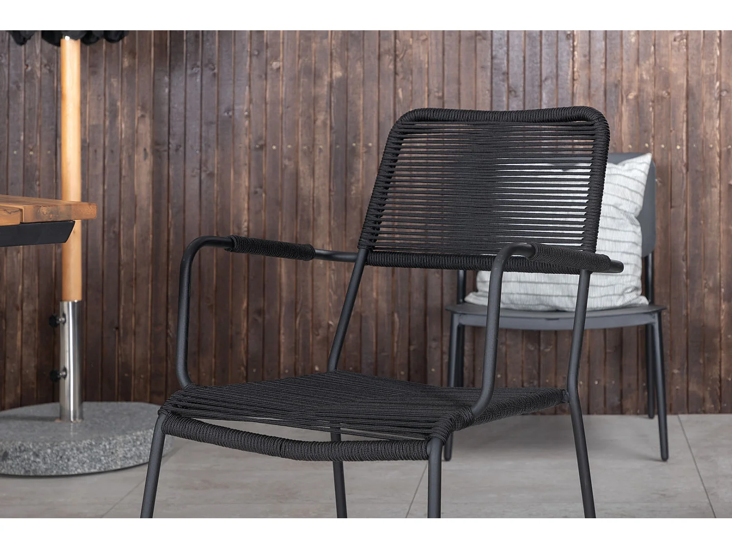 Chan Ensemble table et chaises de jardin, table 100x200cm et 4 chaises Lindos avec accoudoirs, noir, naturel.