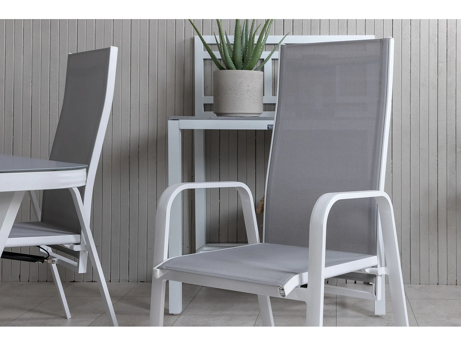 Virya Ensemble table et chaises de jardin, table 90x160cm et 4 chaises Copacabana, blanc, gris.