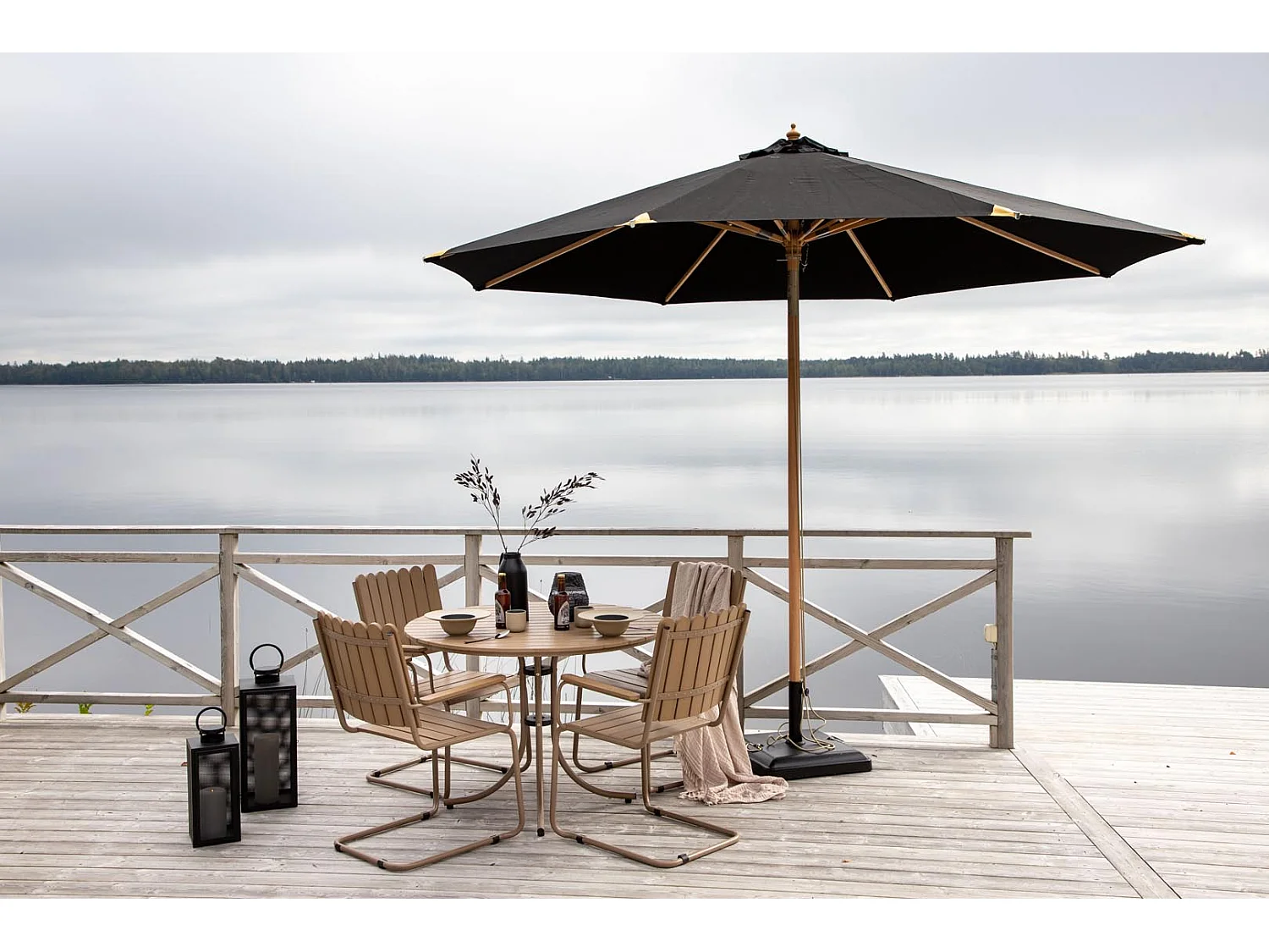 Nypo parasol met kantelfunctie zwart.