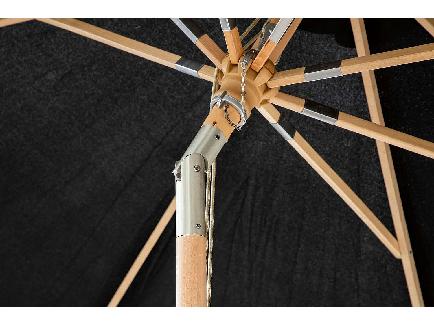 Nypo parasol met kantelfunctie zwart.