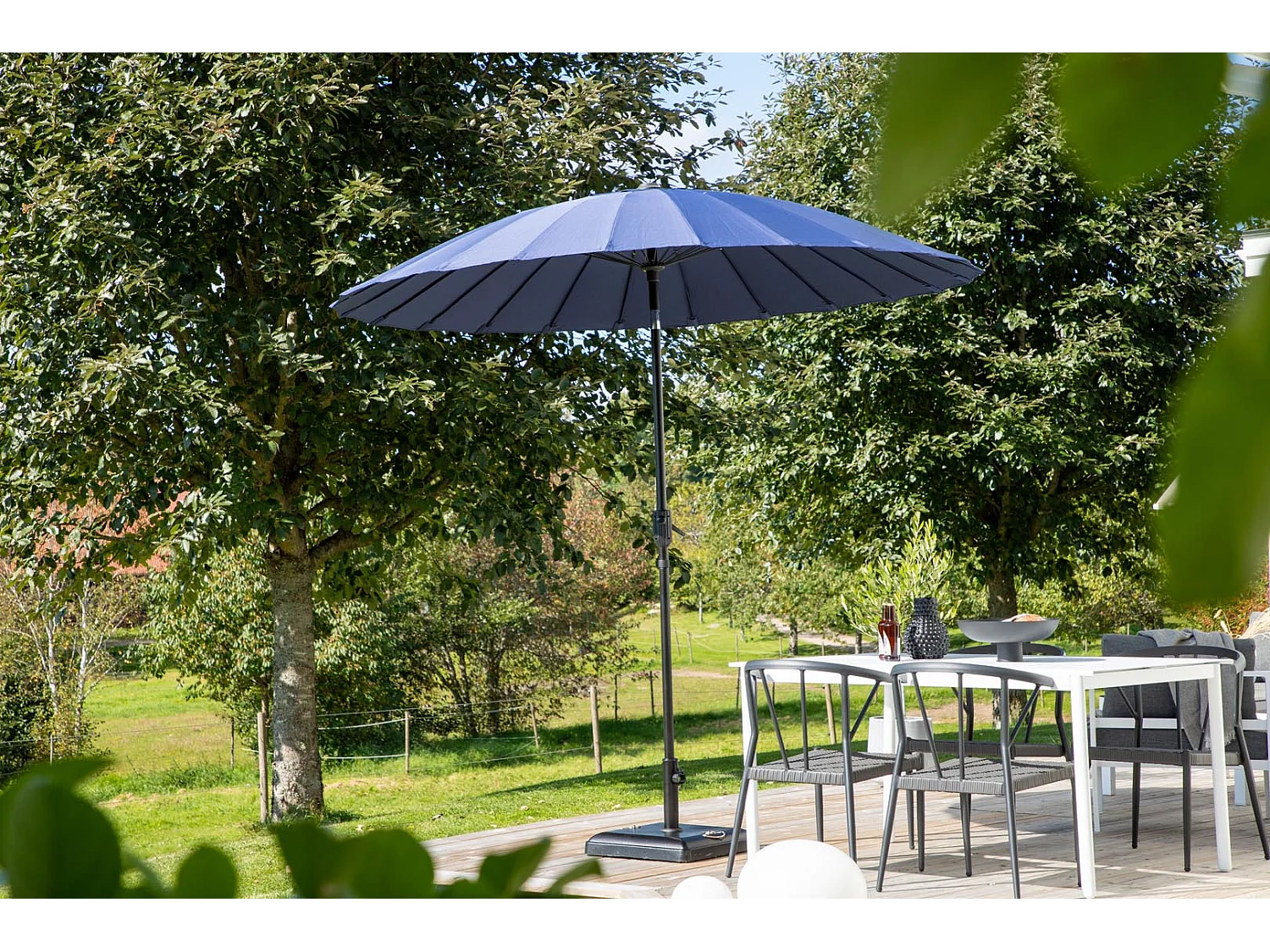 Palmetto parasol met kantelfunctie blauw.