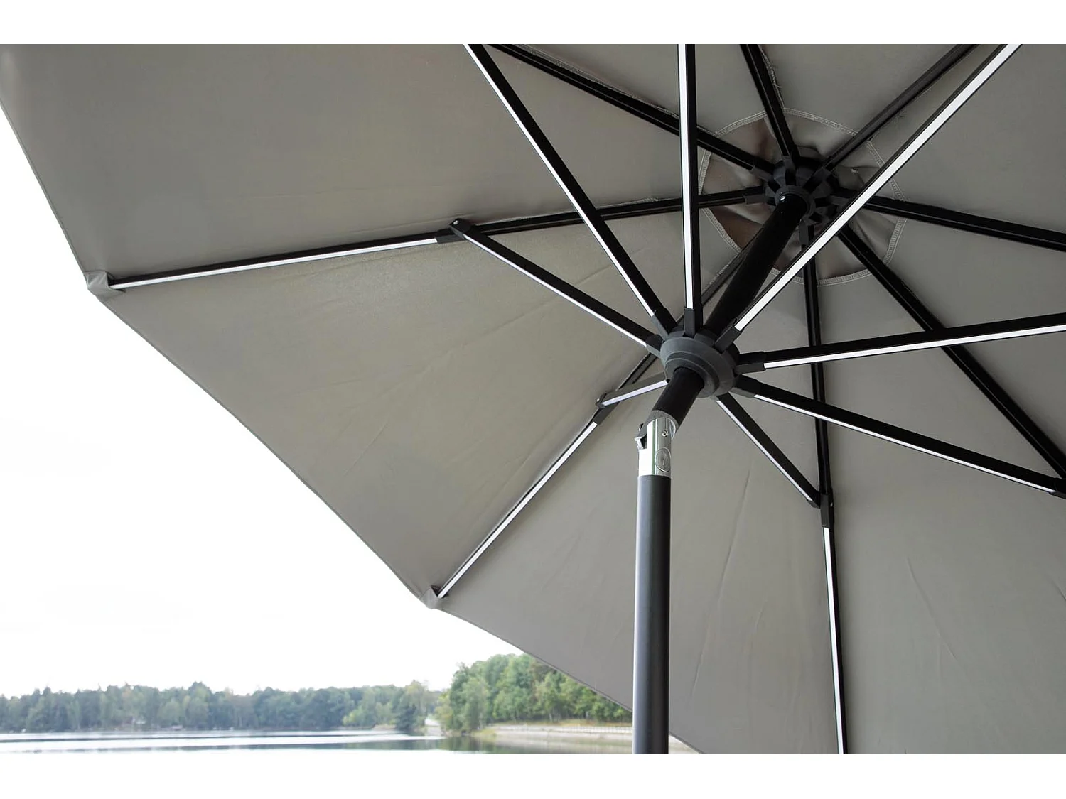 Sabal parasol met kantelfunctie en LED-verlichting grijs.
