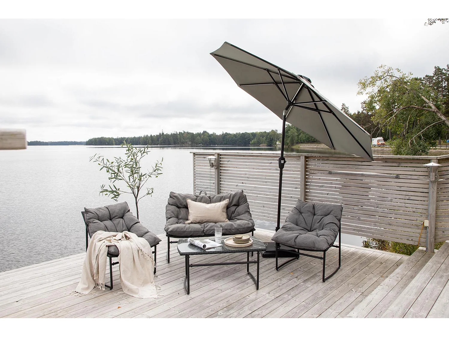 Sabal parasol met kantelfunctie en LED-verlichting grijs.