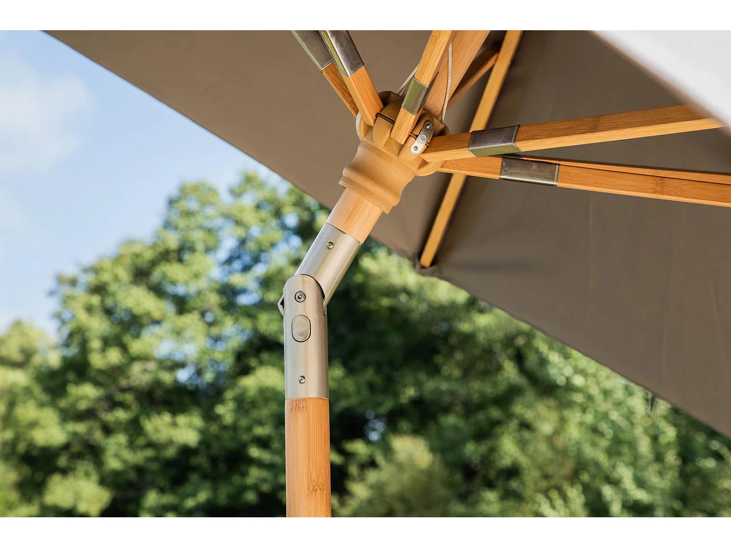 Cerox parasol met kantelfunctie grijs.