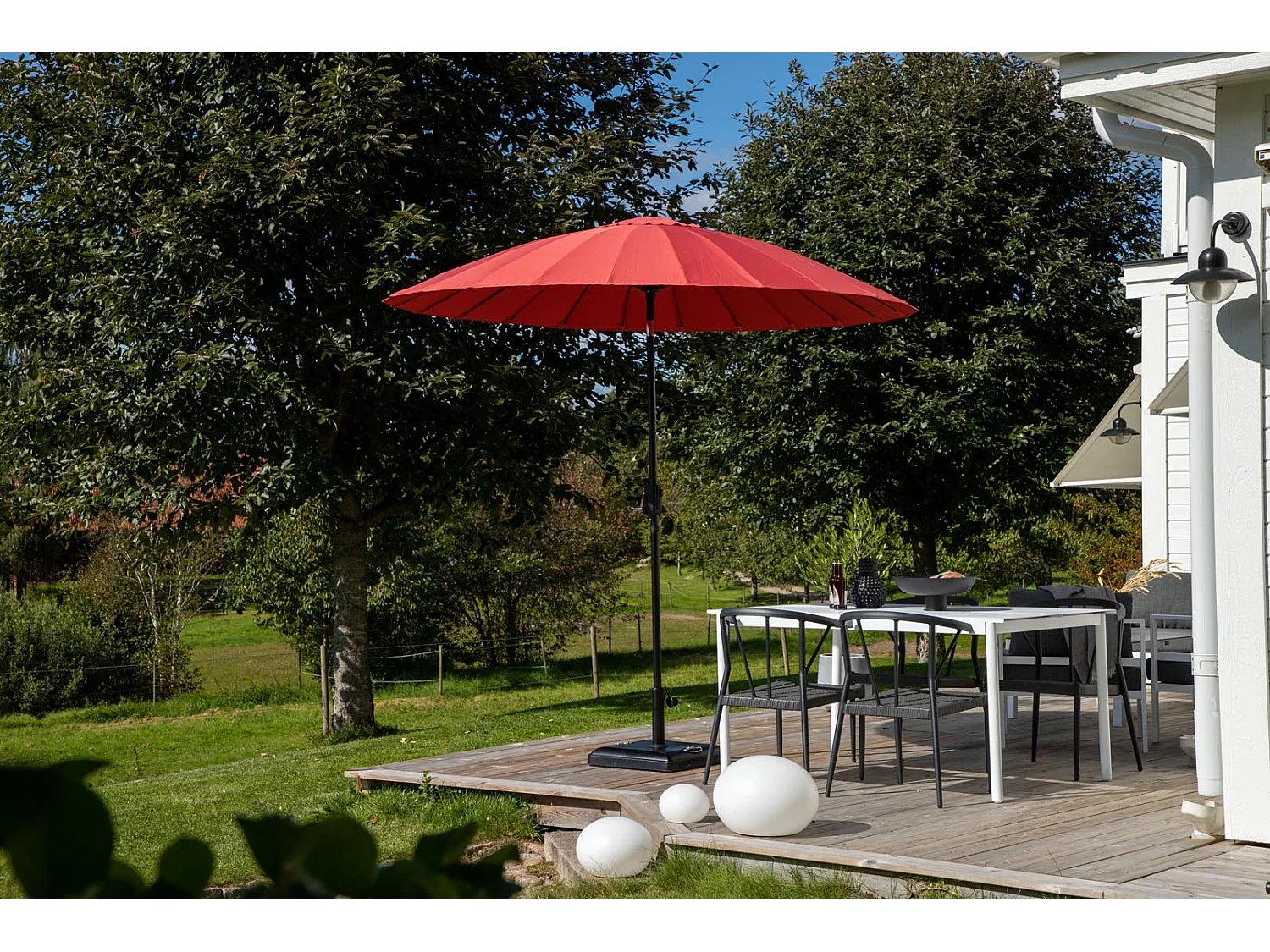 Palmetto parasol avec fonction d'inclinaison rouge.