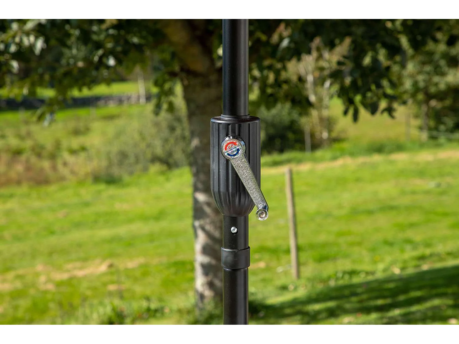 Palmetto parasol avec fonction d'inclinaison rouge.