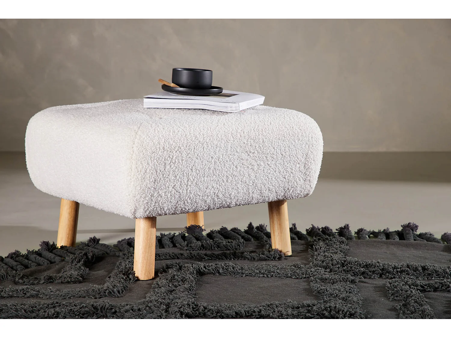 Salinapouf ,repose-pieds ours en peluche naturel, blanc.
