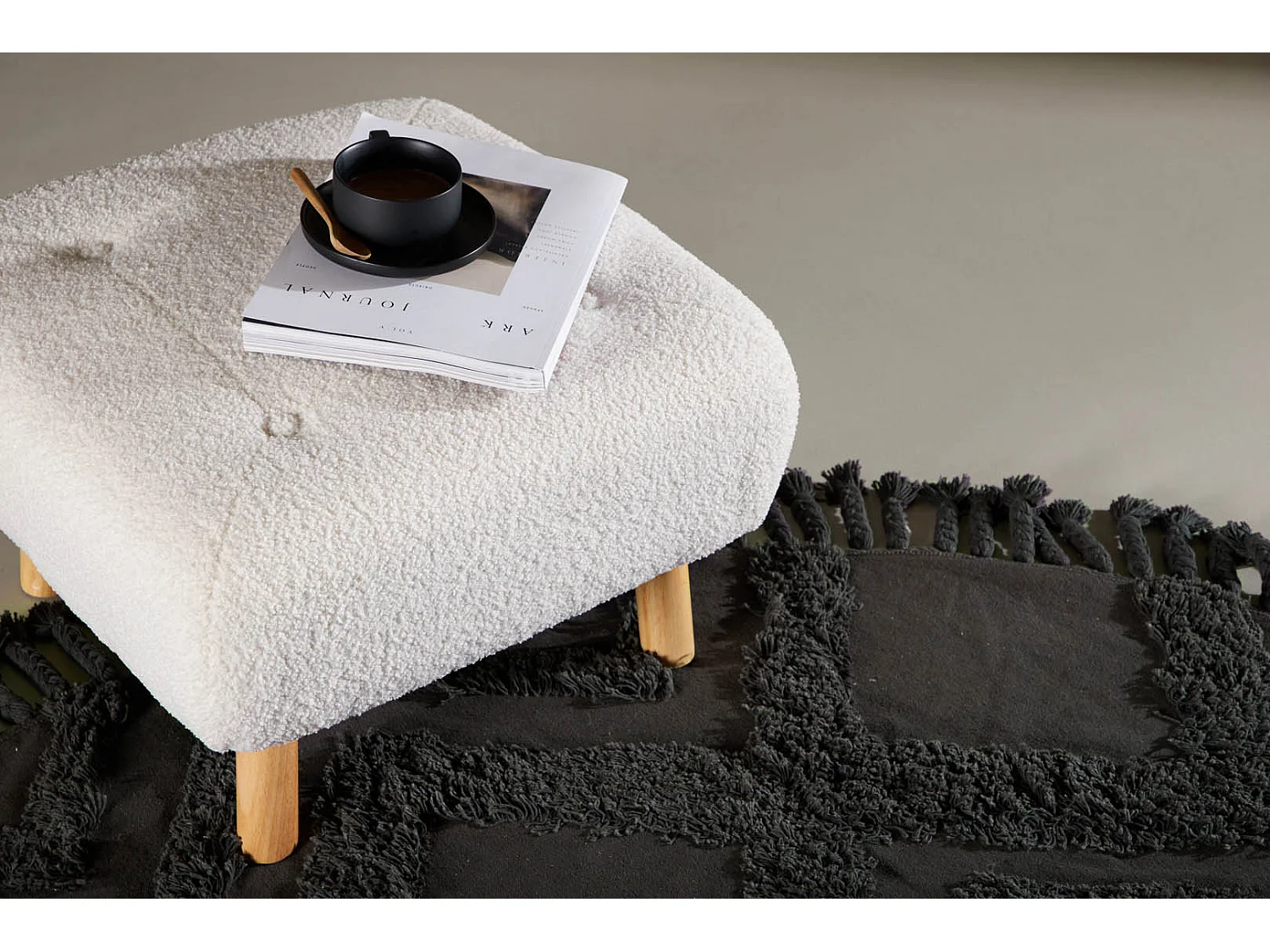 Salinapouf ,repose-pieds ours en peluche naturel, blanc.