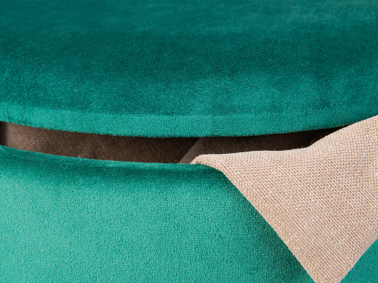 Pouf Pampurs, sgabello con contenitore verde e marrone.