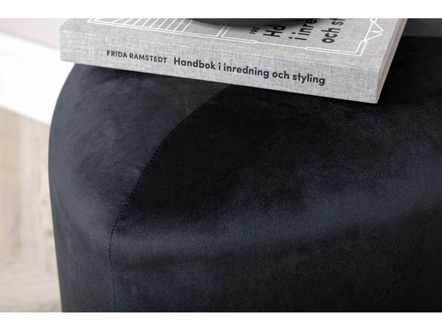 Peg Pouf, Hocker Ø46cm Velour schwarz.